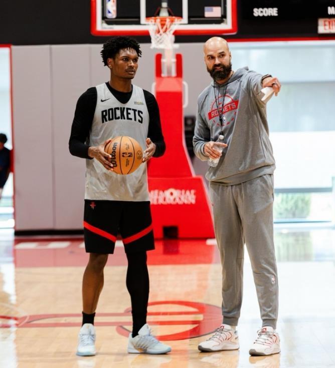 九游体育地址-若得8+3控卫，火箭中锋短板迎刃而解？阿门重回4号位，斯通精明