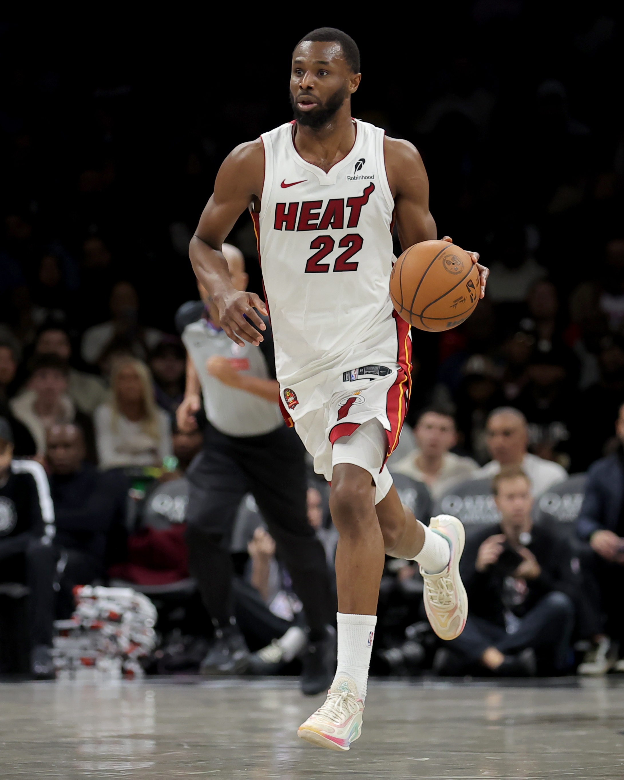 九游体育地址-活力十足！维金斯战旧主首节5中3拿到11分4板 罚球4中4