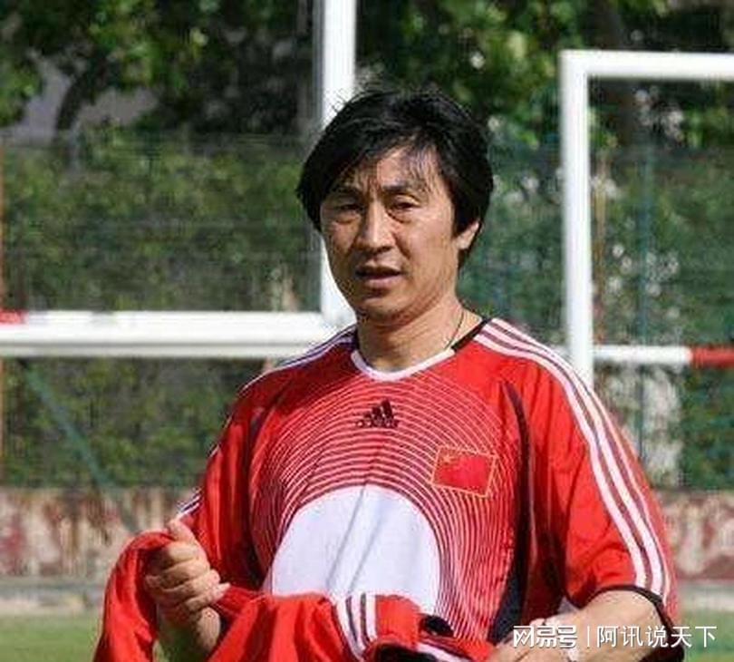 上海足球名宿，曾踢进奥运正赛，远离足坛近30年，如今身份不简单