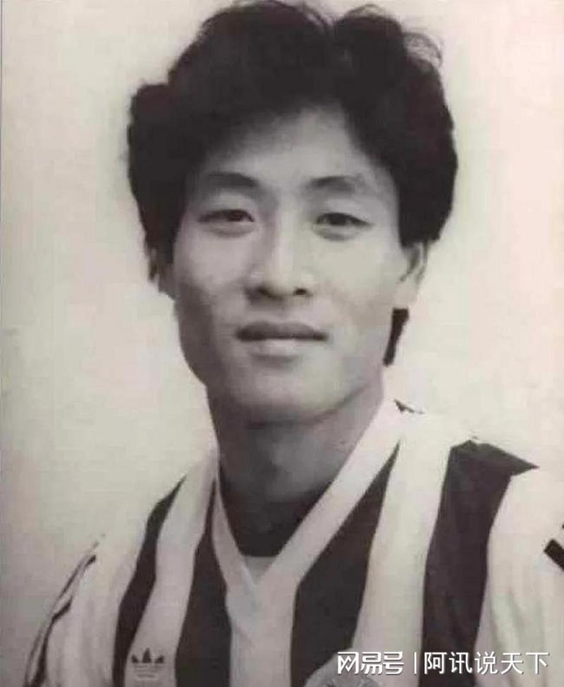 上海足球名宿，曾踢进奥运正赛，远离足坛近30年，如今身份不简单