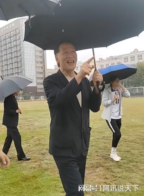 上海足球名宿，曾踢进奥运正赛，远离足坛近30年，如今身份不简单