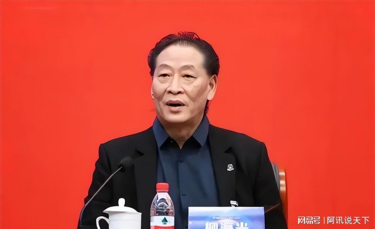 上海足球名宿，曾踢进奥运正赛，远离足坛近30年，如今身份不简单