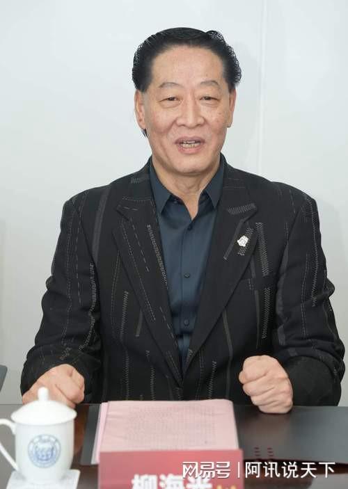 上海足球名宿，曾踢进奥运正赛，远离足坛近30年，如今身份不简单